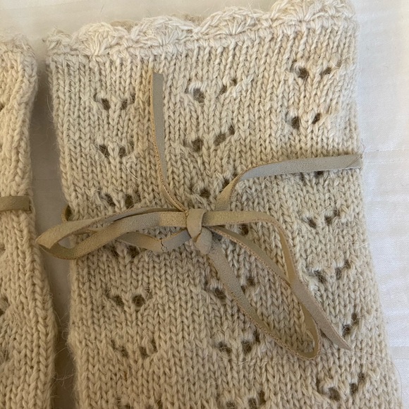 ModCloth Knit Gloves with Bows - Picture 4 of 8